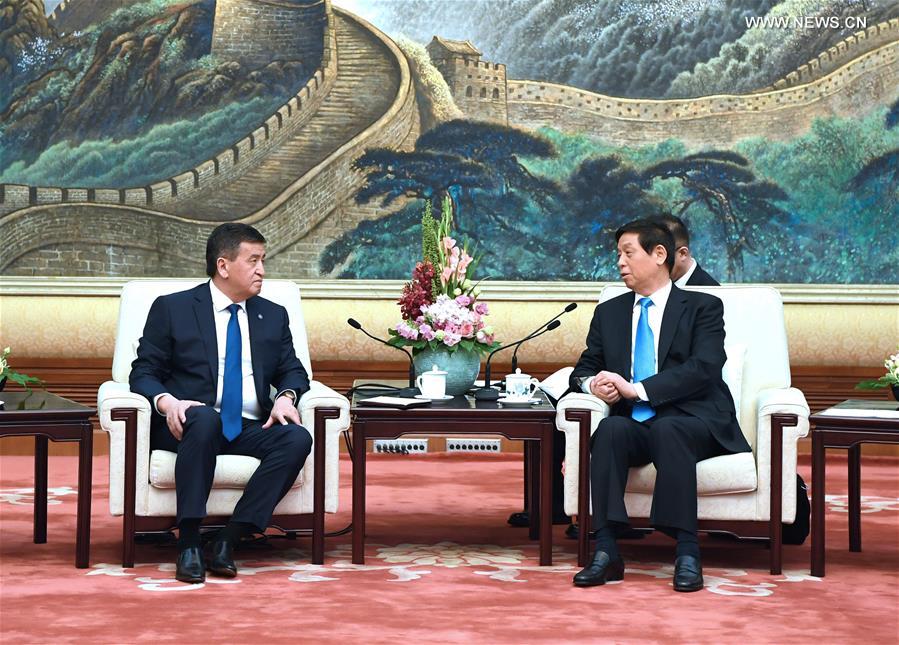 كبير المشرعين الصينيين يلتقي بالرئيس القيرغيزي سورونباي جينبكوف