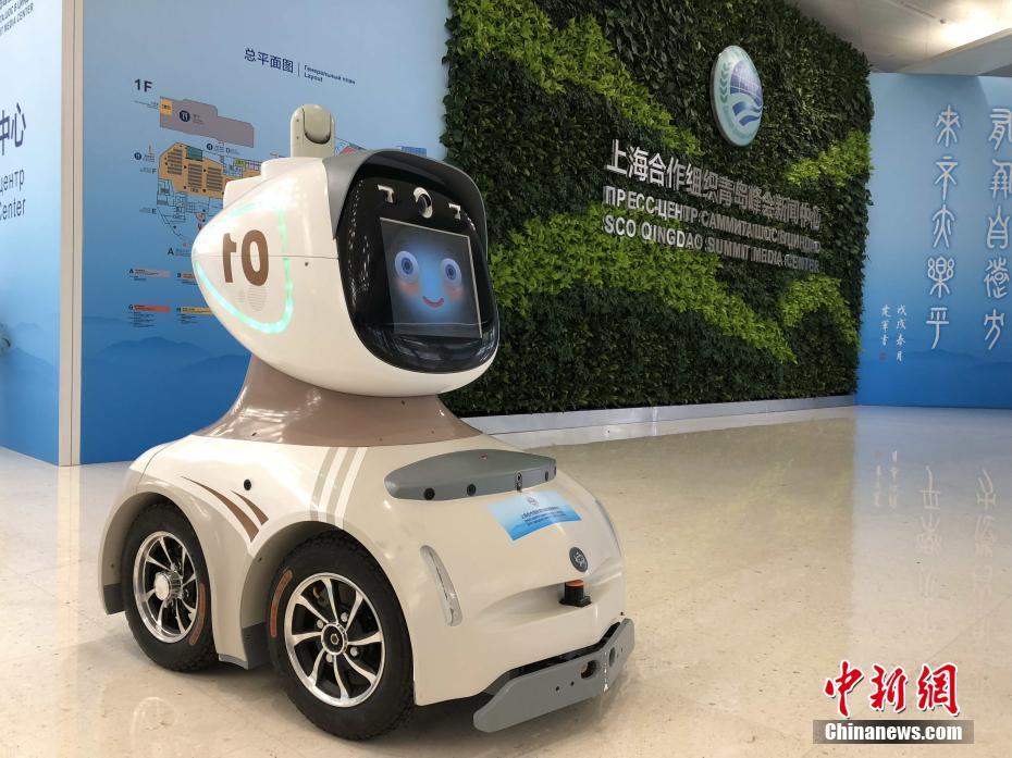 الروبوتات تقدم الخدمات في المركز الإعلامي بقمة تشينغداو لمنظمة شانغهاي للتعاون