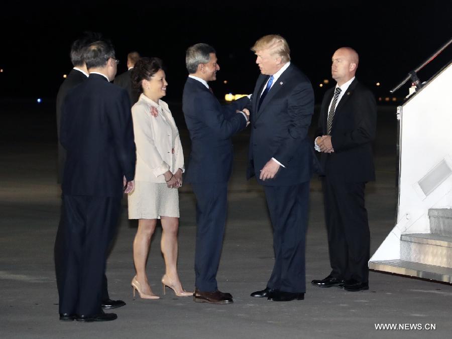 ترامب يصل إلى سنغافورة لحضور القمة مع كيم جونج أون