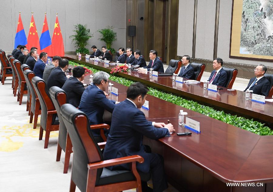 الصين ومنغوليا تتعهدان بتعزيز التعاون