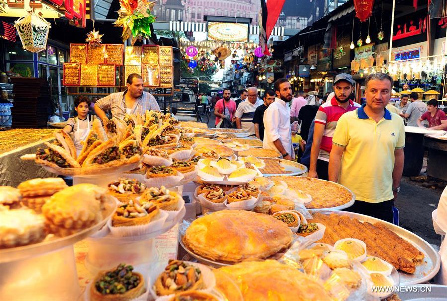 تحقيق إخباري: أسواق دمشق تنبض بالحركة والحيوية مع اقتراب عيد الفطر