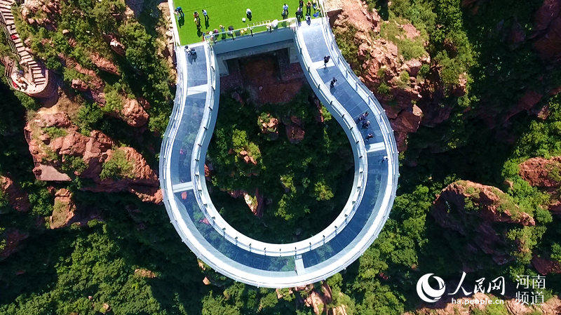 بالصور: اكتمال بناء أطول ممر زجاجي دائري معلق في العالم