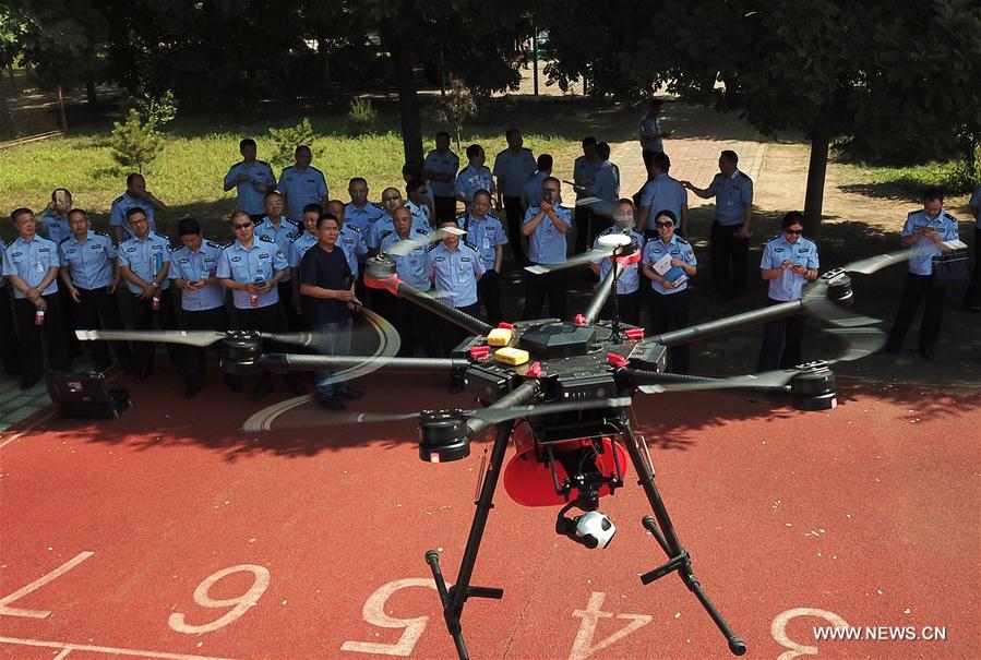 الصين تقيم أول تدريبات لتشغيل طائرات دون طيار بين رجال الشرطة