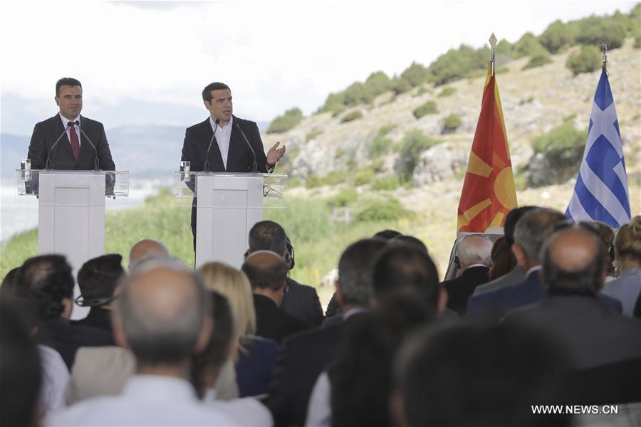 اليونان وجمهورية مقدونيا اليوغسلافية السابقة توقعان اتفاقية لانهاء نزاع اسم مقدونيا