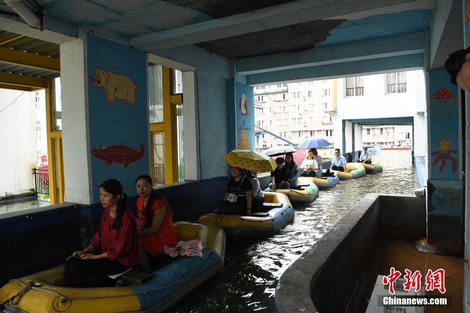منظر فريد.. قناة تمر بين المباني في تشونغتشينغ