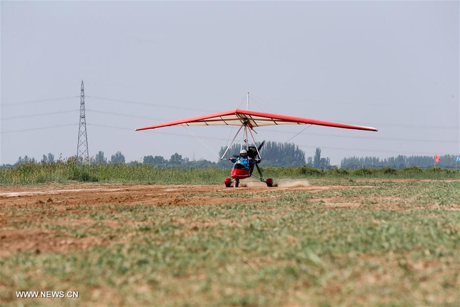 مزارع يحقق حلمه بصنع وقيادة طائرة في شمال غربي الصين