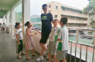 تلميذ صيني عمره 11 سنة وطوله فاق 2 متر