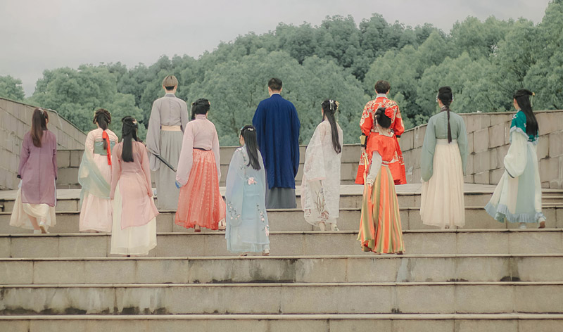 طلاب يرتدون الملابس الصينية التقليدية في حفل التخرج