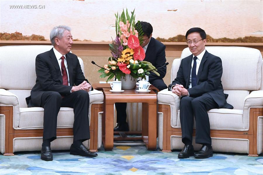 الصين وسنغافورة تبحثان سبل تعزيز ودفع العلاقات الثنائية