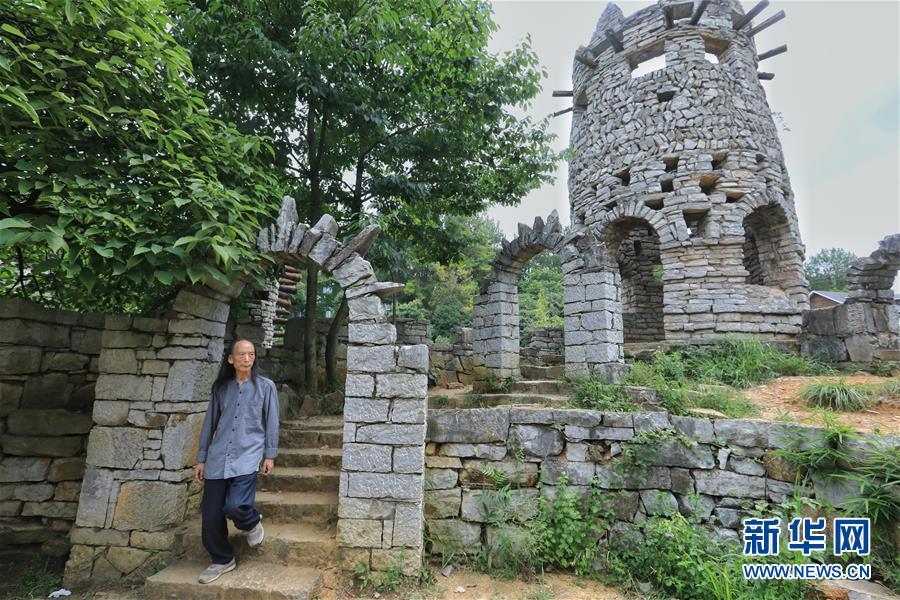 مسن صيني يبدع قلعة سحرية في غابة بقويتشو