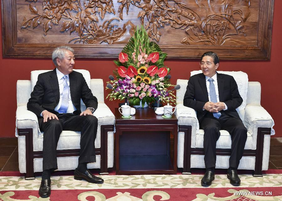 مسئول صيني كبير يجتمع مع نائب رئيس وزراء سنغافورة