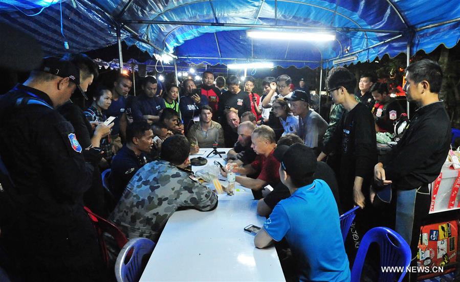 نجاة 13 لاعب كرة قدم كانوا محاصرين بكهف في تايلاند