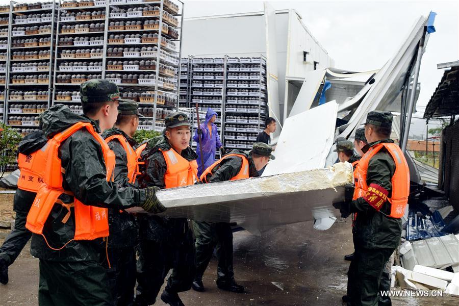 آلاف الجنود من الشرطة المسلحة الصينية يشاركون في الاغاثة من الفيضان