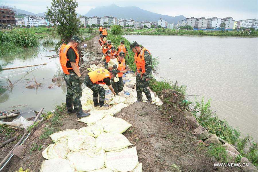 آلاف الجنود من الشرطة المسلحة الصينية يشاركون في الاغاثة من الفيضان