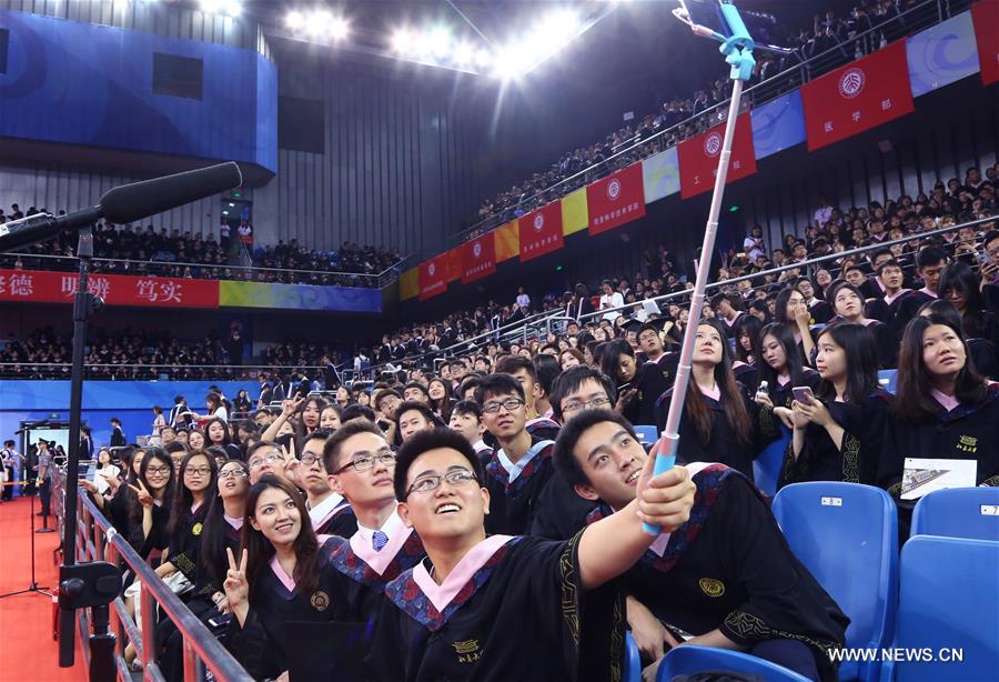 طلاب يحضرون حفل تخرجهم في جامعة بكين