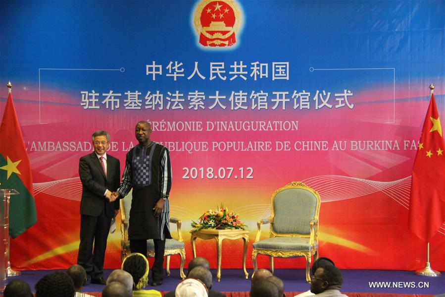 نائب رئيس مجلس الدولة الصيني ورئيس بوركينا فاسو يتبادلان وجهات النظر حول تعزيز العلاقات