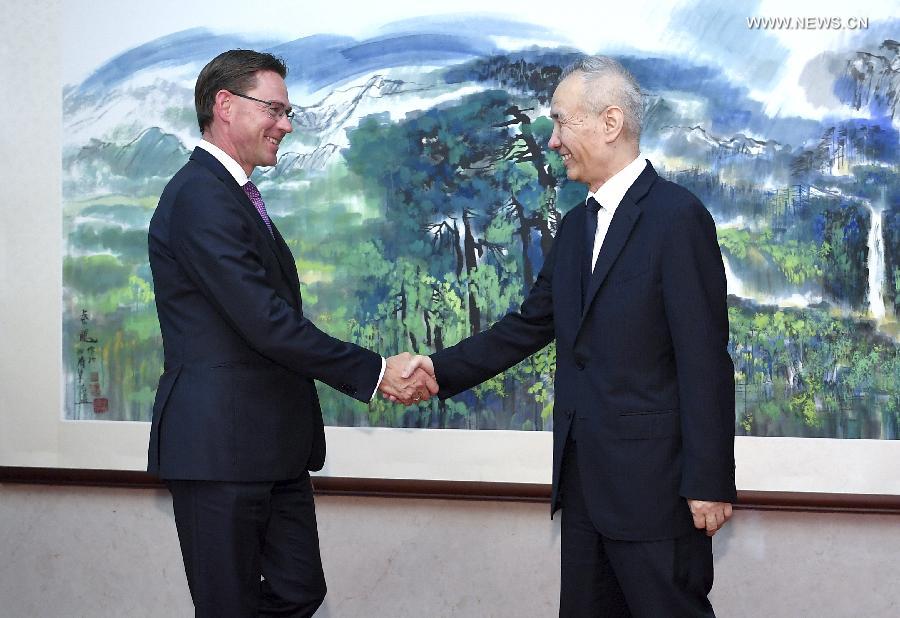 نائب رئيس مجلس الدولة الصيني يلتقي بنائب رئيس المفوضية الأوروبية