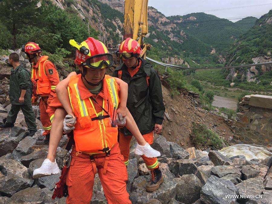 إنقاذ ٣٠ سائحا حوصروا بسبب الأمطار الغزيرة في بكين