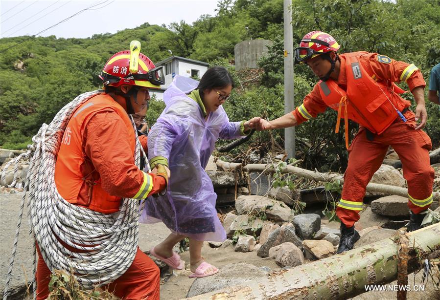 إنقاذ ٣٠ سائحا حوصروا بسبب الأمطار الغزيرة في بكين