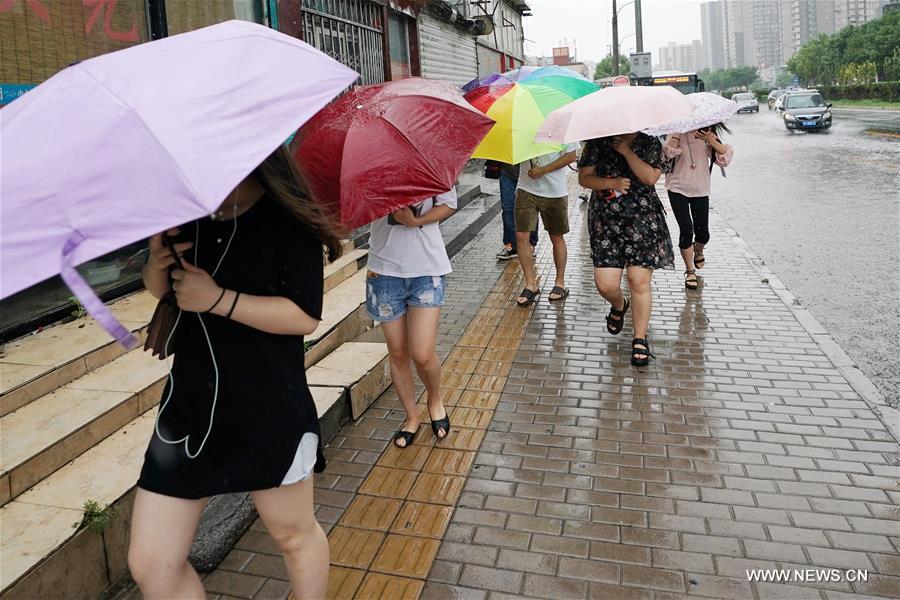 أمطار غزيرة تغمر بكين وتيانجين