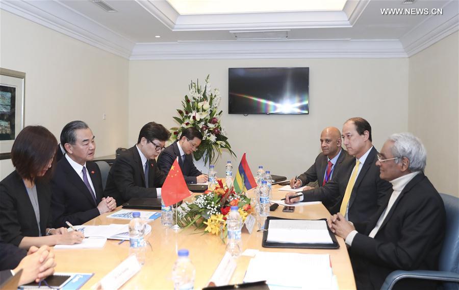 وانغ يي يلتقي وزير خارجية موريشيوس لمناقشة العلاقات الثنائية