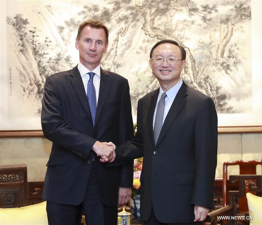 مسئول صيني كبير يلتقي وزير خارجية بريطانيا