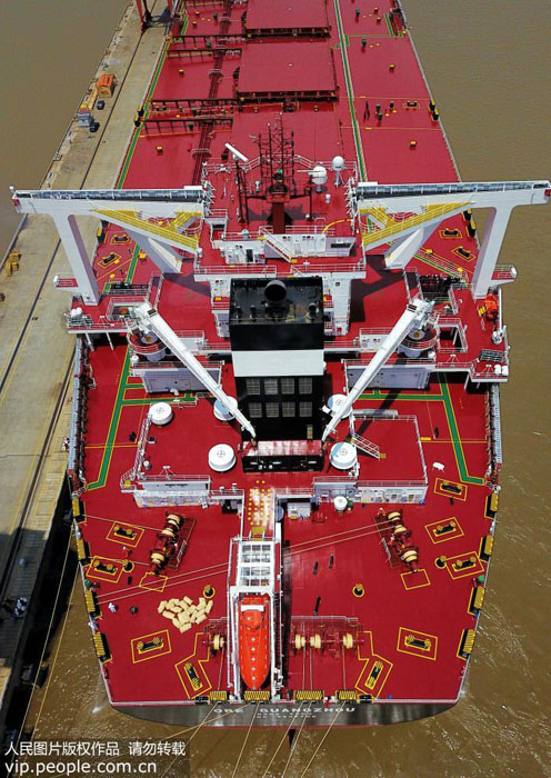 الرحلة الأولى لأكبر سفينة لنقل المعادن في العالم، محمّلة بـ400 ألف طن