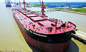 الرحلة الأولى لأكبر سفينة لنقل المعادن في العالم، محمّلة بـ400 ألف طن