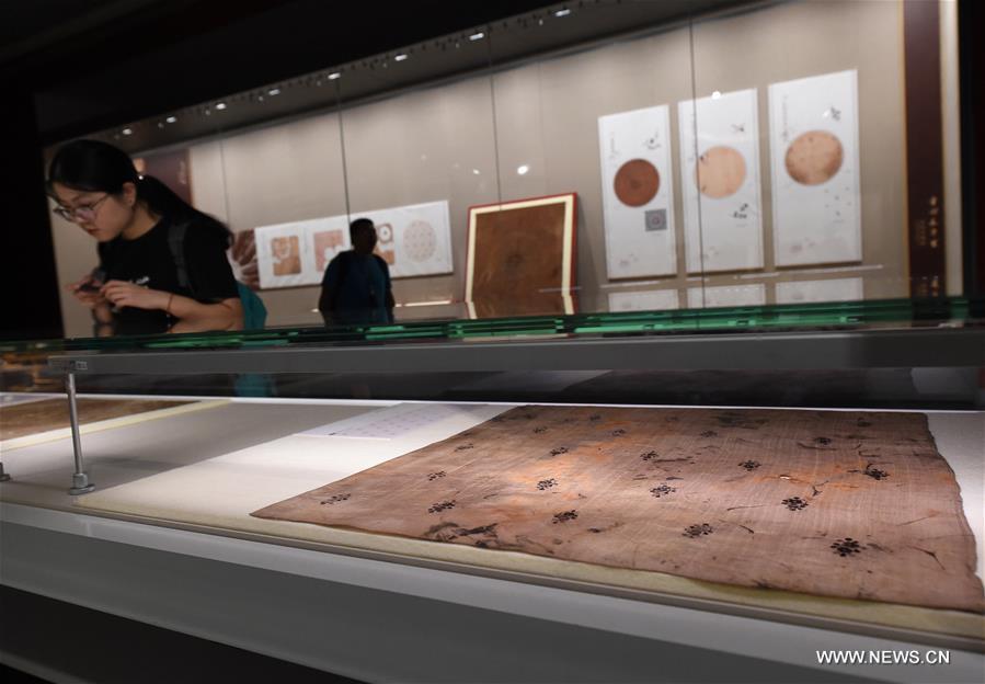 عرض أقمشة حريرية تعود إلى 1000 عام بشرقي الصين