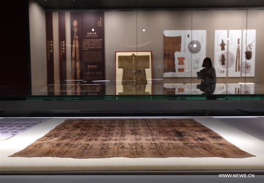 عرض أقمشة حريرية تعود إلى 1000 عام بشرقي الصين