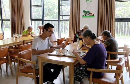 تعايش بين المسنين والشباب في دار لرعاية المسنين بهانغتشو 
