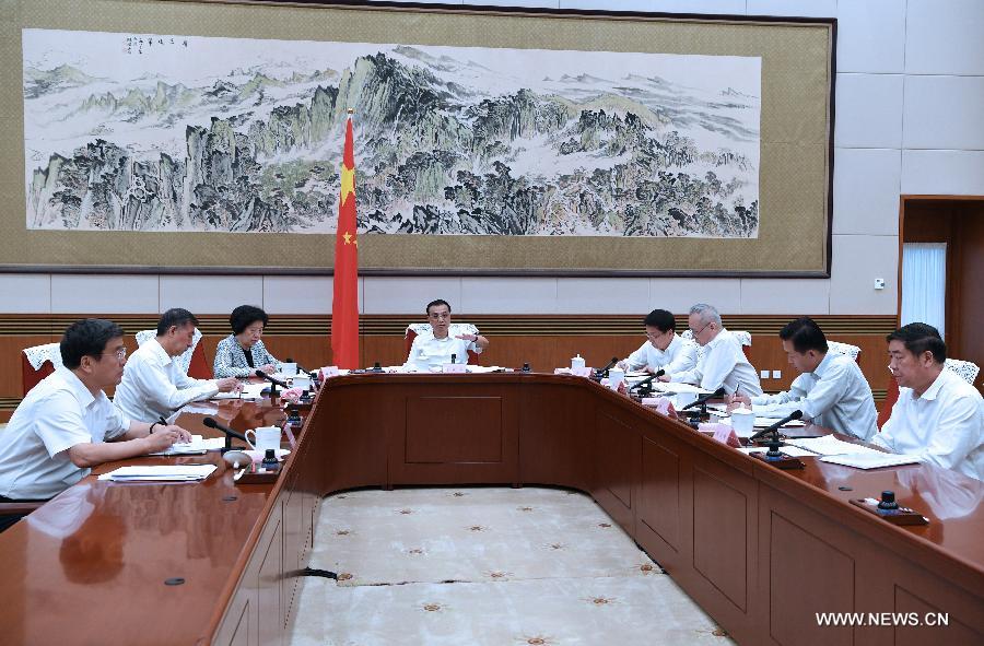 رئيس مجلس الدولة الصيني يحث على مزيد من الجهود لتنمية مناطق غرب الصين