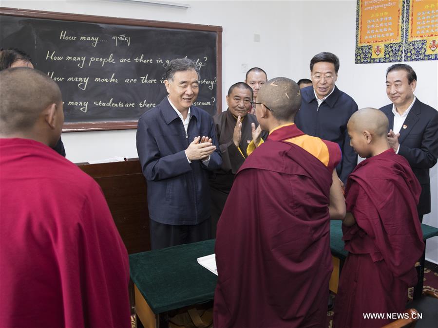 كبير المستشارين السياسيين الصينيين يؤكد أهمية تخفيف حدة الفقر والعمل الديني في التبت