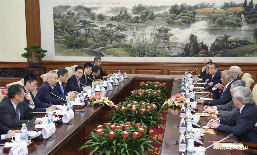 نائب رئيس مجلس الدولة الصيني يلتقي بأعضاء اللجنة الاستشارية الدولية لشركة الصين للاستثمار