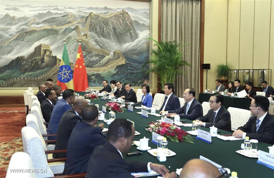 كبير المشرعين الصينيين يلتقي رئيس الوزراء الإثيوبي