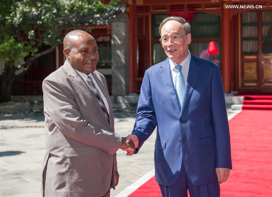 نائب الرئيس الصيني يلتقي بالنائب الثاني لرئيس بوروندي