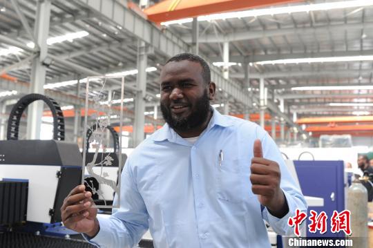 المهندسون السودانيون يتعلمون المهارة في مصنع بجنوب الصين