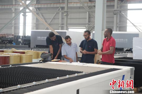 المهندسون السودانيون يتعلمون المهارة في مصنع بجنوب الصين