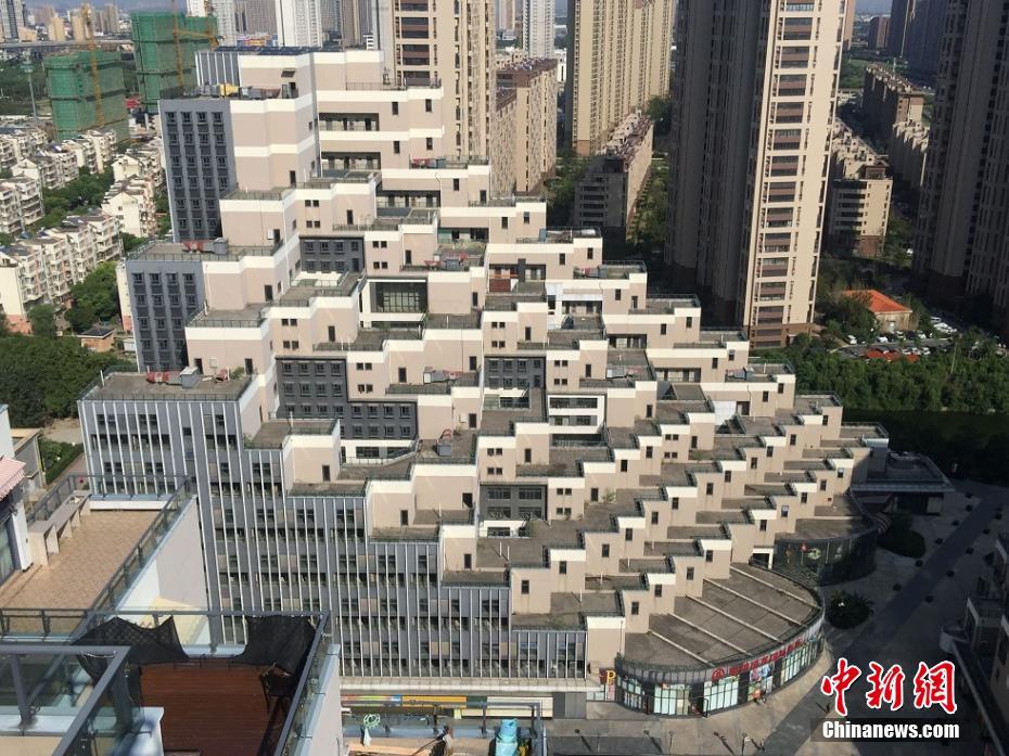 مبنى على شكل الأهرامات يثير جدلا في جنوب الصين