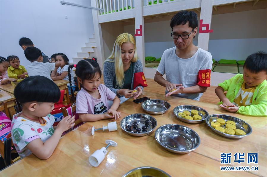 الأجانب يوفرون خدمات تطوعية في حي سكني بتشيجيانغ