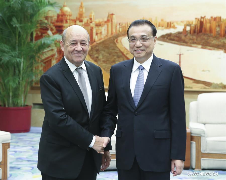 رئيس مجلس الدولة الصيني يلتقي وزير الخارجية الفرنسي