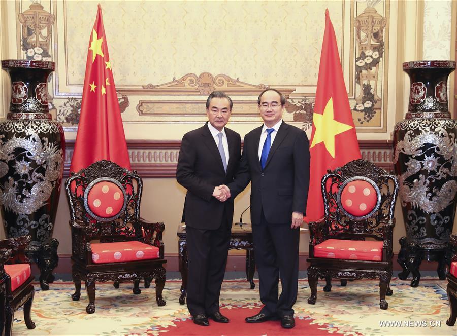 عضو مجلس الدولة الصيني وانغ يي يلتقي مسئولا فيتناميا بارزا