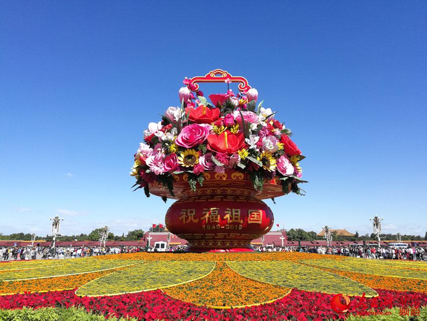مجموعة صور: سلة زهور ضخمة في ميدان تيانآنمن بمناسبة العيد الوطني