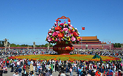 سلة زهور ضخمة في ميدان تيانآنمن بمناسبة العيد الوطني
