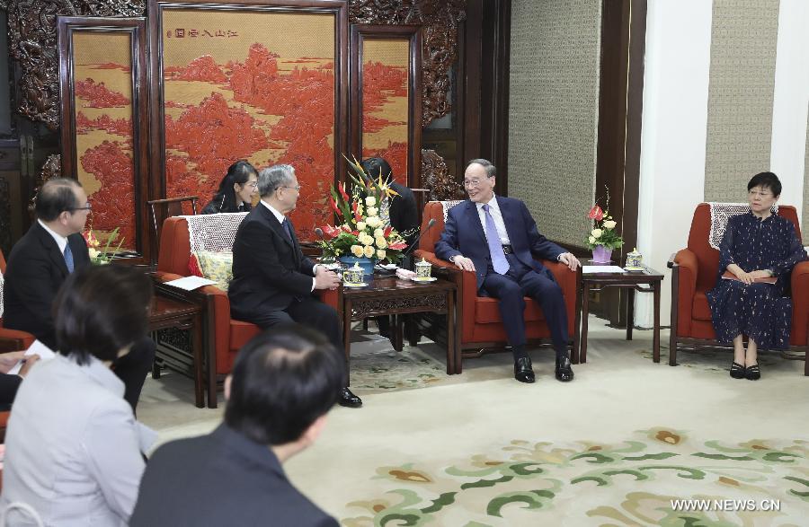 نائب الرئيس الصيني يجتمع مع وفد ياباني