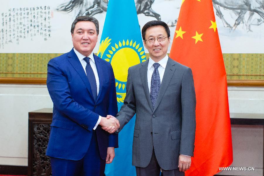 نائب رئيس مجلس الدولة الصيني يدعو إلى تعزيز العلاقات بين الصين وقازاقستان