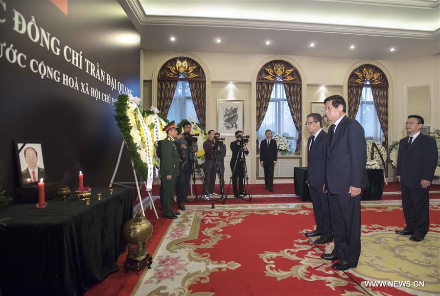 كبير المشرعين الصينيين يزور السفارة الفيتنامية لتقديم العزاء في الرئيس الراحل تران داى كوانغ