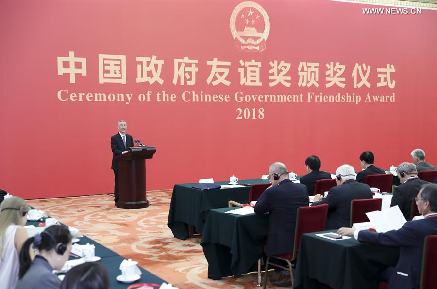 الصين تُقلّد 50 خبيراً أجنبياً جائزة الصداقة وتتعهد بالمزيد لجذب المواهب العالمية