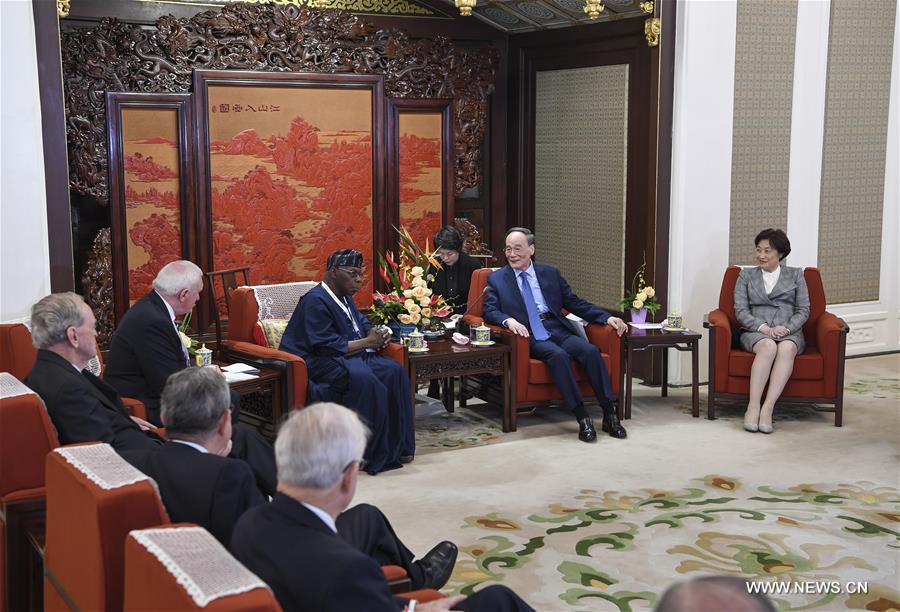 نائب الرئيس الصيني يلتقي أعضاء بمجلس التفاعل