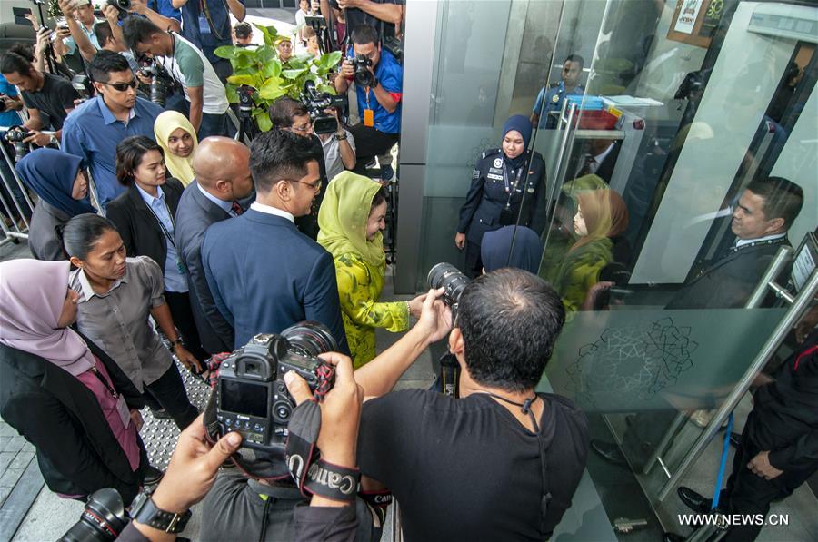 القبض على زوجة رئيس وزراء ماليزيا السابق بتهمة غسل الأموال